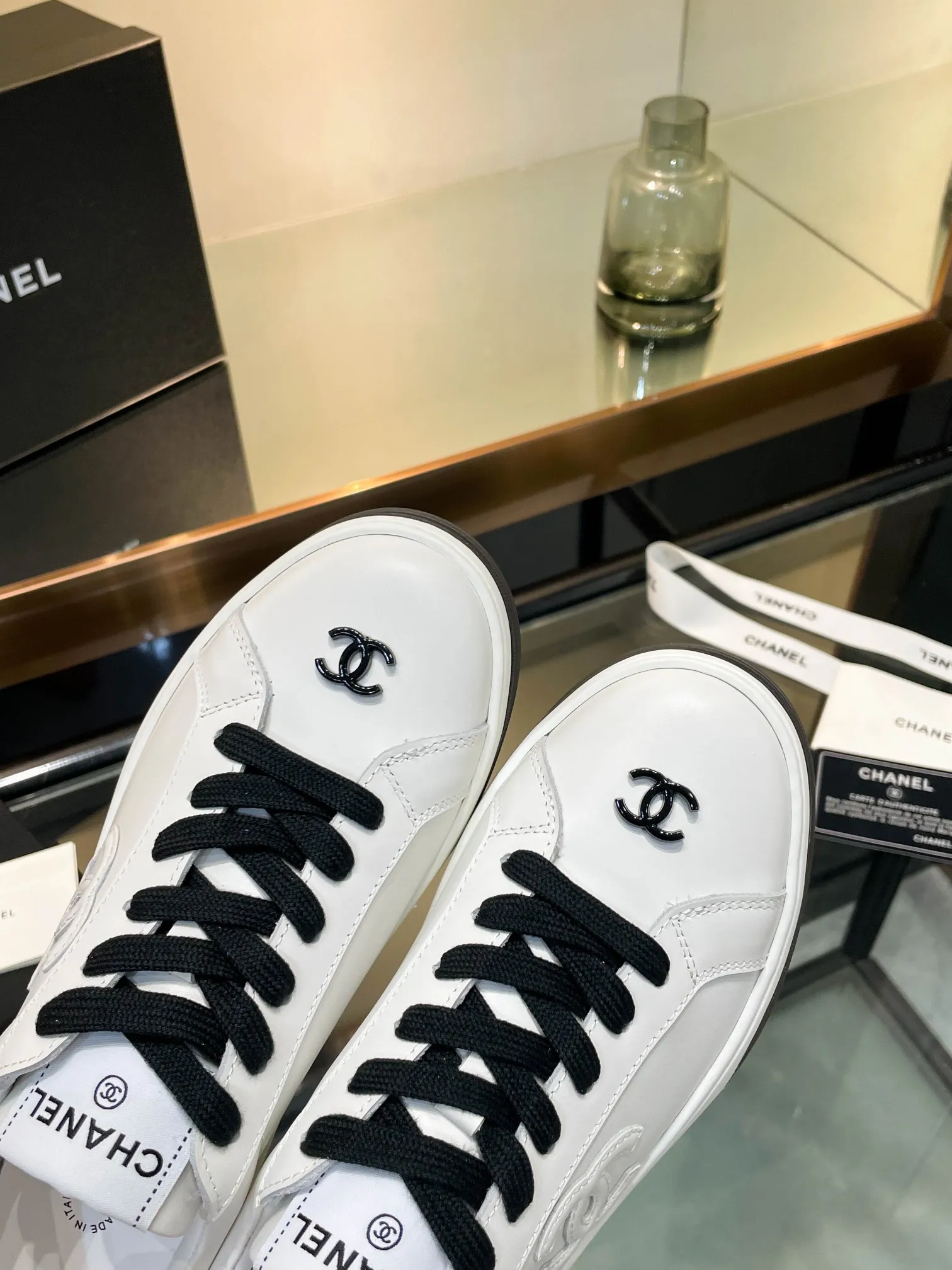 👟👟Ex-factory price 520👟👟Chanel Chanel 25SF latest model full leather panda color white shoes casual sports shoes skateboard shoes original purchase and development production Xiaoxiang C Home Another super popular item in the counter, loved by Internet celebrity bloggers and sisters, and various praises on social platforms. It is very popular, has a high texture, is breathable and super spring and summer. Seeing this issue always arouses the inner desire of girls for fashion. The latest suede material, classic black and white color, full of fashionable feeling on the feet, easy to care for. Fabric: Original customized imported cowhide material. Lining: Customized soft sheepskin lining. Sole: Original molded TPU non-slip outsole. Bottom thickness: 2.5CM. Size: Women's size 35-40 (custom-made sizes 40 are non-refundable)